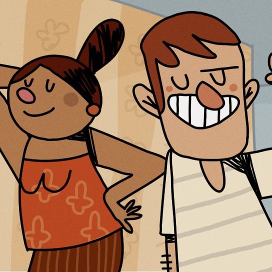 Ilustração de quatro personagens com expressões exageradas e traços simples. À esquerda, um menino com uma expressão confusa, ao lado de uma mulher de cabelo preso e blusa laranja, com postura confiante e mãos na cintura. Um homem ao centro sorri de forma exagerada, com os dentes à mostra e um braço levantado em pose de vitória. À direita, uma menina com cabelo em dois coques, sorrindo e batendo palmas. Ao fundo, há um calendário na parede com uma paisagem de praia.