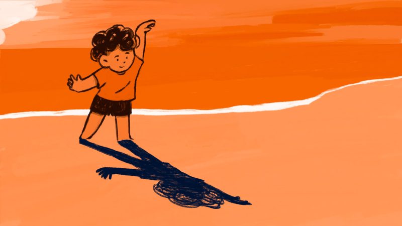 Ilustração de criança com cabelos cacheados e camiseta laranja levantando um braço, projetando sombra alongada no chão alaranjado.