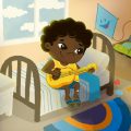 Ilustração de menino sorridente sentado na cama, tocando violão amarelo em quarto iluminado, com brinquedos espalhados pelo chão.