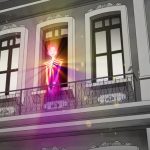 Animação mostra fachada cinza de prédio antigo, com figura luminosa em tons de rosa e dourado surgindo na janela.
