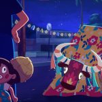 Ilustração mostra menina com expressão assustada, segurando duas cestas de palha, ao lado de um boi colorido coberto por tecido estampado em uma rua decorada para festa noturna.