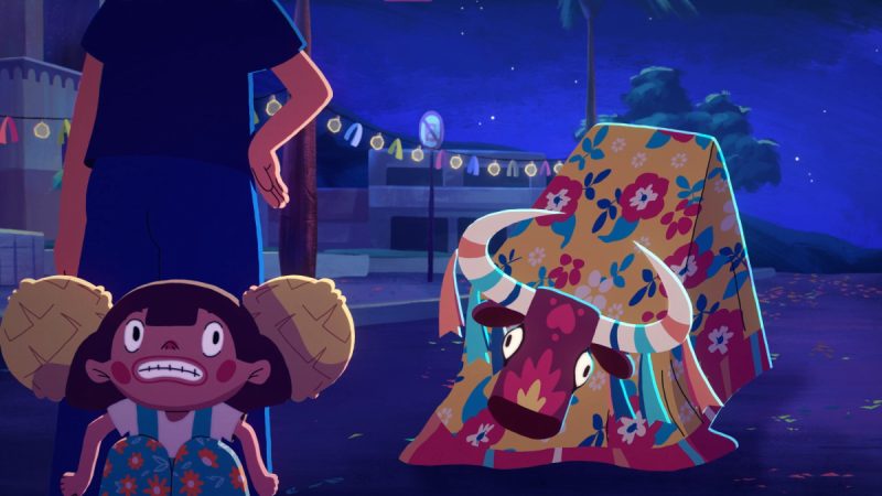 Ilustração mostra menina com expressão assustada, segurando duas cestas de palha, ao lado de um boi colorido coberto por tecido estampado em uma rua decorada para festa noturna.