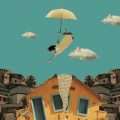 Colagem artística mostra mulher de vestido amarelo segurando um guarda-chuva, flutuando sobre uma casa amarela inclinada, com fundo de céu azul e morros repletos de casas.