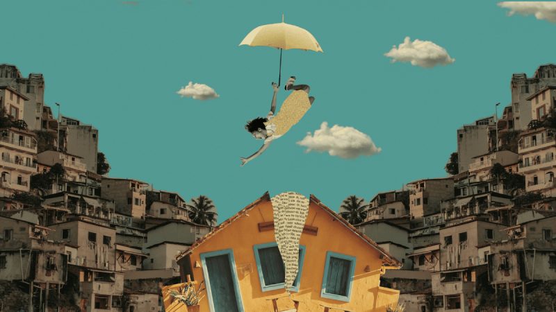 Colagem artística mostra mulher de vestido amarelo segurando um guarda-chuva, flutuando sobre uma casa amarela inclinada, com fundo de céu azul e morros repletos de casas.