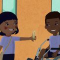 Ilustração colorida de duas crianças sorridentes em uma sala de aula; à esquerda, uma menina com pintura indígena facial oferece uma banana a um menino em cadeira de rodas.