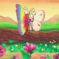 Ilustração colorida mostra duas borboletas antropomórficas se abraçando sobre um tronco, uma com asas em tons de arco-íris e outra em tons claros, cercadas por flores e paisagem natural ao pôr do sol.