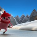 Animação em stop motion mostra um personagem rosado com olhos grandes, gorro e cachecol vermelhos patinando no gelo em meio a uma paisagem de neve, pinheiros verdes e montanhas cinzentas ao fundo sob céu azul.