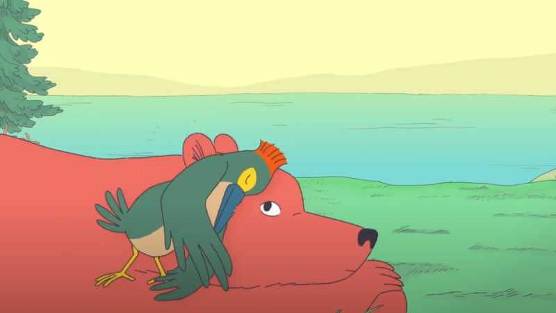 Ilustração mostra um urso vermelho deitado na grama, com expressão tranquila, enquanto um pássaro verde com crista alaranjada se apoia sobre sua cabeça. Ao fundo há um lago azul e colinas suaves sob um céu amarelo-claro.