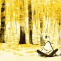 Ilustração em tons de amarelo mostra uma floresta de árvores altas, com uma pessoa sentada de pernas cruzadas ao lado de um pequeno cão. Ao fundo, algumas figuras humanas caminham entre as árvores, criando sensação de tranquilidade e contemplação.