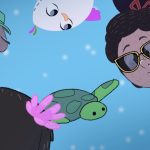 Ilustração mostra vista de baixo para cima com personagens olhando para o centro: uma menina de óculos escuros, um castor de chapéu, uma galinha branca, uma tartaruga verde e outra figura com laço rosa no cabelo.