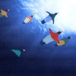 Ilustração em tons de azul mostra várias pessoas vistas de cima, flutuando ou nadando em direção a uma região clara no canto superior direito, como se fossem atraídas pela luz.