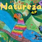 Desenho colorido mostra arara com penas em listras de arco-íris pousada em galho sobre rio azul, cercada por borboletas e folhagem, com a palavra “Natureza” em amarelo no topo.