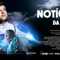 Cartaz do filme “Notícias da Lua”. À esquerda, um garoto com expressão sonhadora veste uniforme branco de astronauta com o símbolo da NASA. Ao lado, um homem mais velho olha pensativo, iluminado por luz azulada. À direita, em letras grandes, está o título “Notícias da Lua”, com a letra “C” estilizada como uma lua crescente. O cartaz traz créditos de produção, elenco e direção na parte inferior.