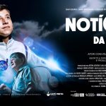 Cartaz do filme “Notícias da Lua”. À esquerda, um garoto com expressão sonhadora veste uniforme branco de astronauta com o símbolo da NASA. Ao lado, um homem mais velho olha pensativo, iluminado por luz azulada. À direita, em letras grandes, está o título “Notícias da Lua”, com a letra “C” estilizada como uma lua crescente. O cartaz traz créditos de produção, elenco e direção na parte inferior.