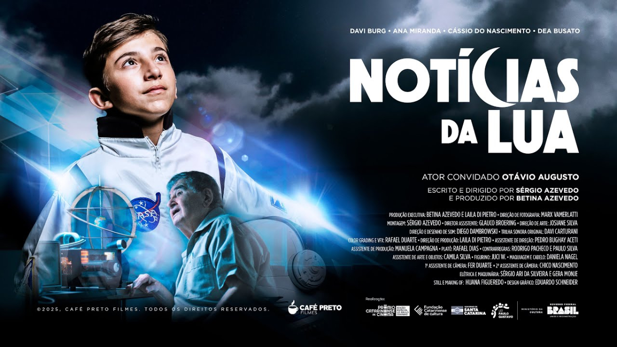 Cartaz do filme “Notícias da Lua”. À esquerda, um garoto com expressão sonhadora veste uniforme branco de astronauta com o símbolo da NASA. Ao lado, um homem mais velho olha pensativo, iluminado por luz azulada. À direita, em letras grandes, está o título “Notícias da Lua”, com a letra “C” estilizada como uma lua crescente. O cartaz traz créditos de produção, elenco e direção na parte inferior.