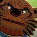 Ilustração em estilo de animação mostrando um personagem com máscara de tigre estilizada, de expressão feroz e olhos arregalados, em close-up com fundo desfocado de floresta.