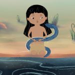 Ilustração de uma criança indígena de cabelos pretos e lisos sentada à beira de um rio, vestindo saia simples de palha e segurando nos braços uma cobra azul com desenhos brancos. Ao fundo há troncos de árvores e vegetação rasteira.