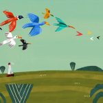 Ilustração colorida mostrando um campo verde com árvores estilizadas e, ao fundo, uma figura humana pequena olhando para o céu. Acima dela, um grupo de pássaros de cores vibrantes — vermelhos, azuis, verdes, laranja, preto e branco — voa em formação, criando um contraste dinâmico no céu claro.