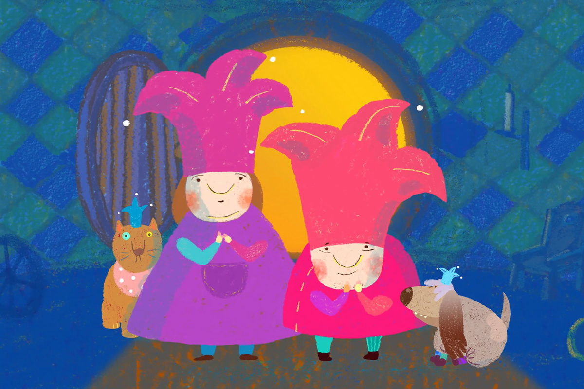 Ilustração colorida mostra duas figuras sorridentes com chapéus grandes e pontudos, acompanhadas por um gato e um cachorro, ambos usando pequenos chapéus, em frente a uma porta iluminada ao fundo.