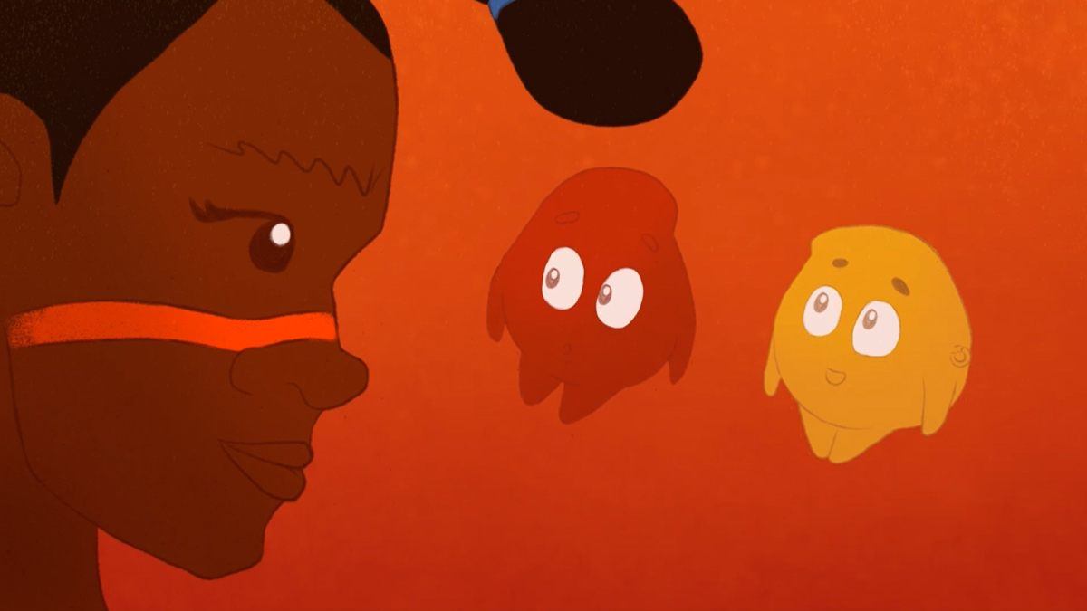 Ilustração mostra de perto o rosto de uma criança indígena com pintura vermelha atravessando o rosto. À frente dela, dois seres pequenos e arredondados, um vermelho e outro amarelo, flutuam com expressões curiosas e olhar brilhante sobre um fundo alaranjado.