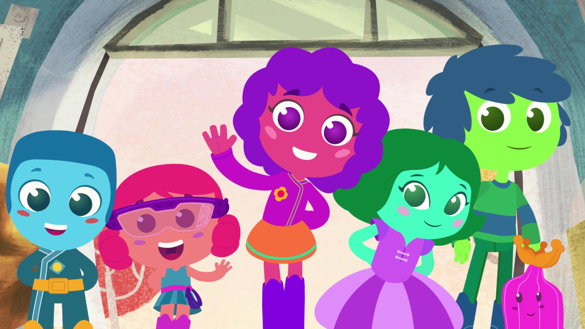 Ilustração colorida mostra cinco personagens infantis animados: um menino azul de uniforme sorridente, uma garota rosa com óculos de proteção, uma menina roxa de cabelo cacheado acenando, outra menina verde de vestido lilás sorrindo e um garoto verde de cabelo azul ao fundo. Ao lado, há uma garrafa rosa com coroa dourada.