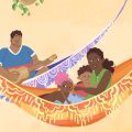 Ilustração mostra uma família descansando em uma rede colorida: o pai toca violão, a mãe segura um dos filhos no colo e outra criança sorri ao lado. O ambiente é aconchegante, com paredes claras, plantas e detalhes decorativos.