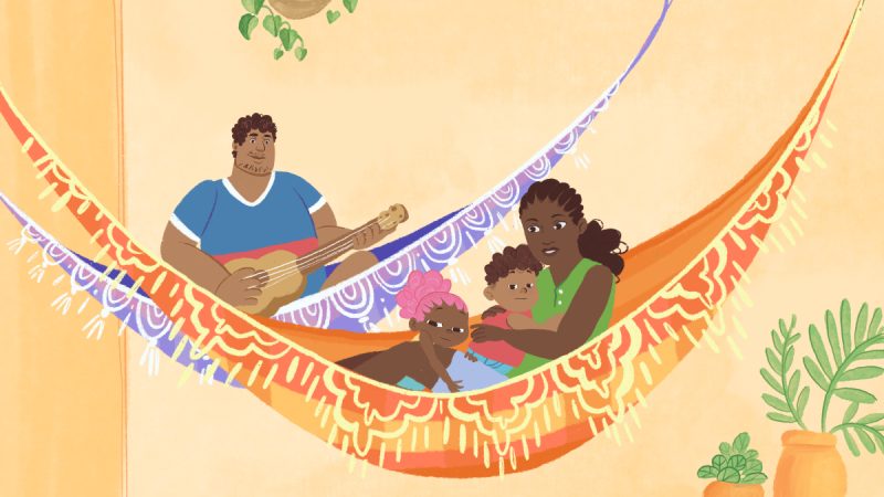 Ilustração mostra uma família descansando em uma rede colorida: o pai toca violão, a mãe segura um dos filhos no colo e outra criança sorri ao lado. O ambiente é aconchegante, com paredes claras, plantas e detalhes decorativos.