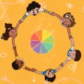 Ilustração colorida mostra seis crianças de mãos dadas formando um círculo em torno de uma roda colorida no centro, sobre fundo laranja decorado com notas musicais e desenhos infantis.