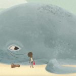 Ilustração mostra uma enorme baleia azul deitada na areia olhando para um menino pequeno que a observa de frente, segurando um balde vermelho.