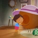 Ilustração mostra uma criança de cabelos castanhos curtos abraçando uma figura redonda e marrom com pernas finas, que usa um chapéu rosa com laço.