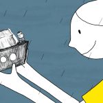 Ilustração colorida mostra uma menina sorridente de camiseta amarela segurando um barco de brinquedo preto com janelas circulares. No barco, um pequeno boneco marinheiro listrado olha para frente. O fundo é azul com linhas que representam chuva caindo.