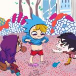 Ilustração mostra três crianças em um parquinho colorido. A do centro, loira, veste capuz azul com orelhas pontudas e está levantando a blusa. À esquerda, uma criança de moletom roxo segura um carrinho de brinquedo. À direita, outra criança de cabelo preto e expressão travessa aponta para o centro enquanto segura uma pá rosa. O chão é coberto de grãos vermelhos e há brinquedos espalhados ao redor.