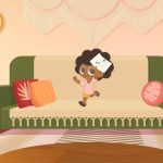 Ilustração mostra uma criança sorridente correndo sobre um sofá verde, segurando um desenho em uma folha de papel. O ambiente é acolhedor, com almofadas coloridas, plantas e enfeites de parede em estilo artesanal.