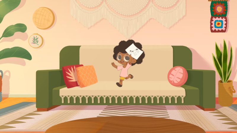 Ilustração mostra uma criança sorridente correndo sobre um sofá verde, segurando um desenho em uma folha de papel. O ambiente é acolhedor, com almofadas coloridas, plantas e enfeites de parede em estilo artesanal.