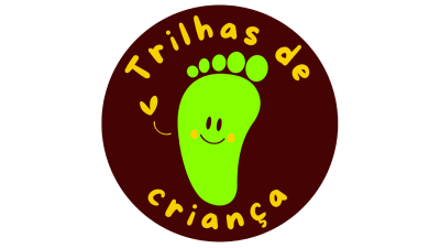Logotipo vetorial: pegada verde com rosto sorridente e bochecha laranja, no círculo marrom; texto amarelo em curva ao redor: “Trilhas de criança”.