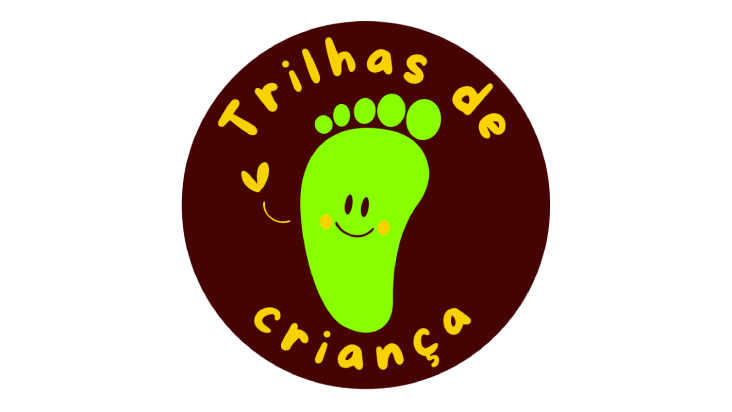 Trilhas de criança Logotipo vetorial: pegada verde com rosto sorridente e bochecha laranja, no círculo marrom; texto amarelo em curva ao redor: “Trilhas de criança”.