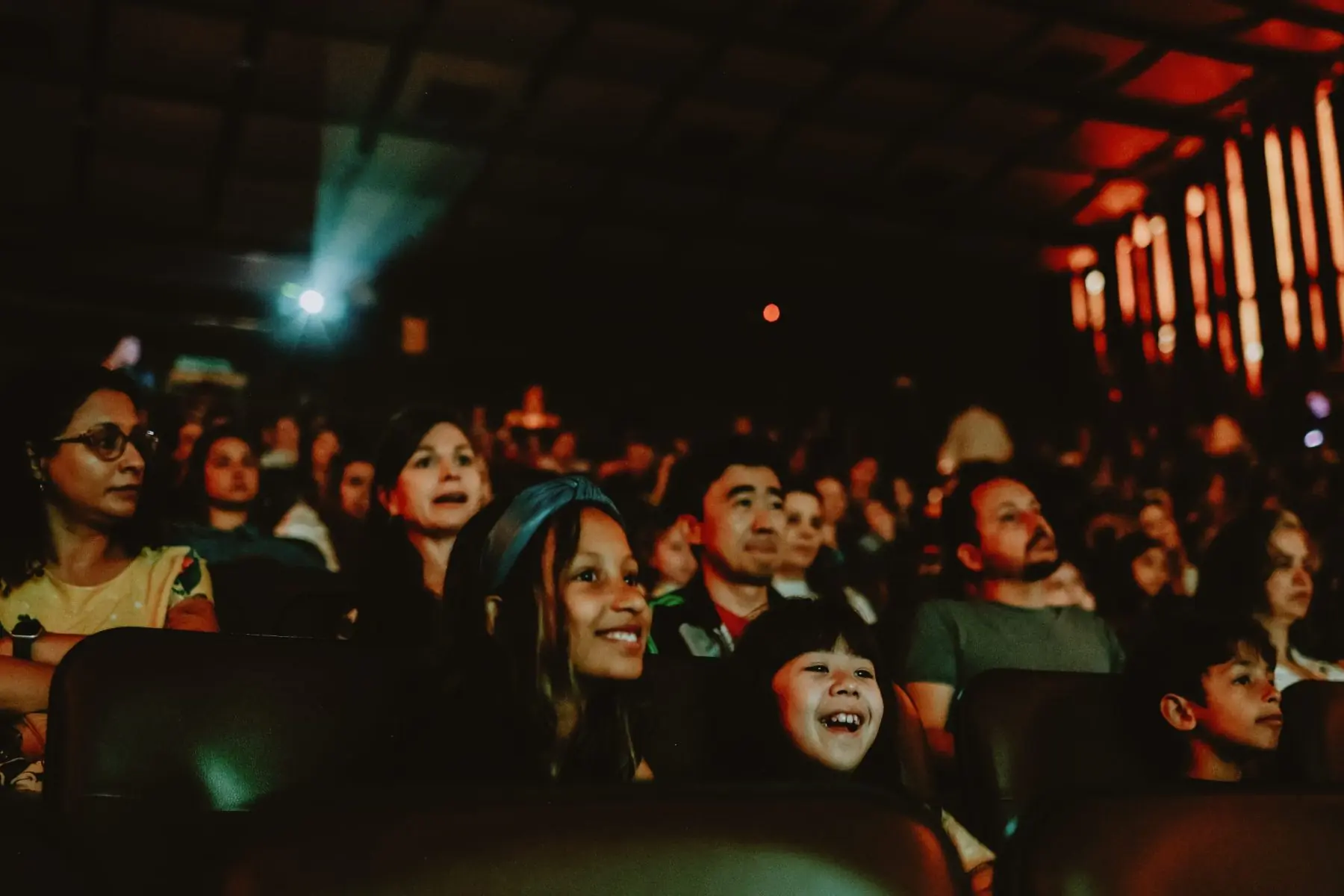 crianças assistem a uma sessão da 24ª Mostra de Cinema Infantil de Florianópolis