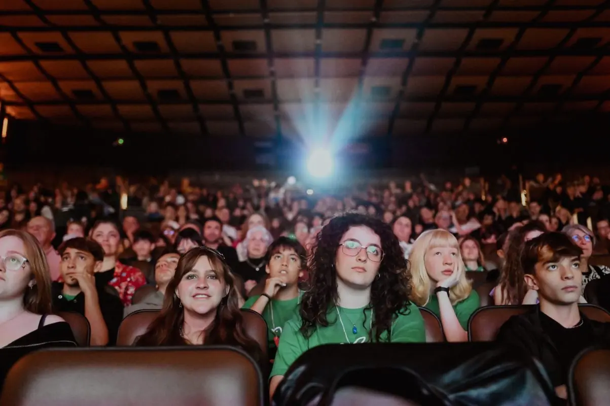 Público da 24ª Mostra de Cinema INfantil de Florianópolis assistindo a uma sessão de filmes.