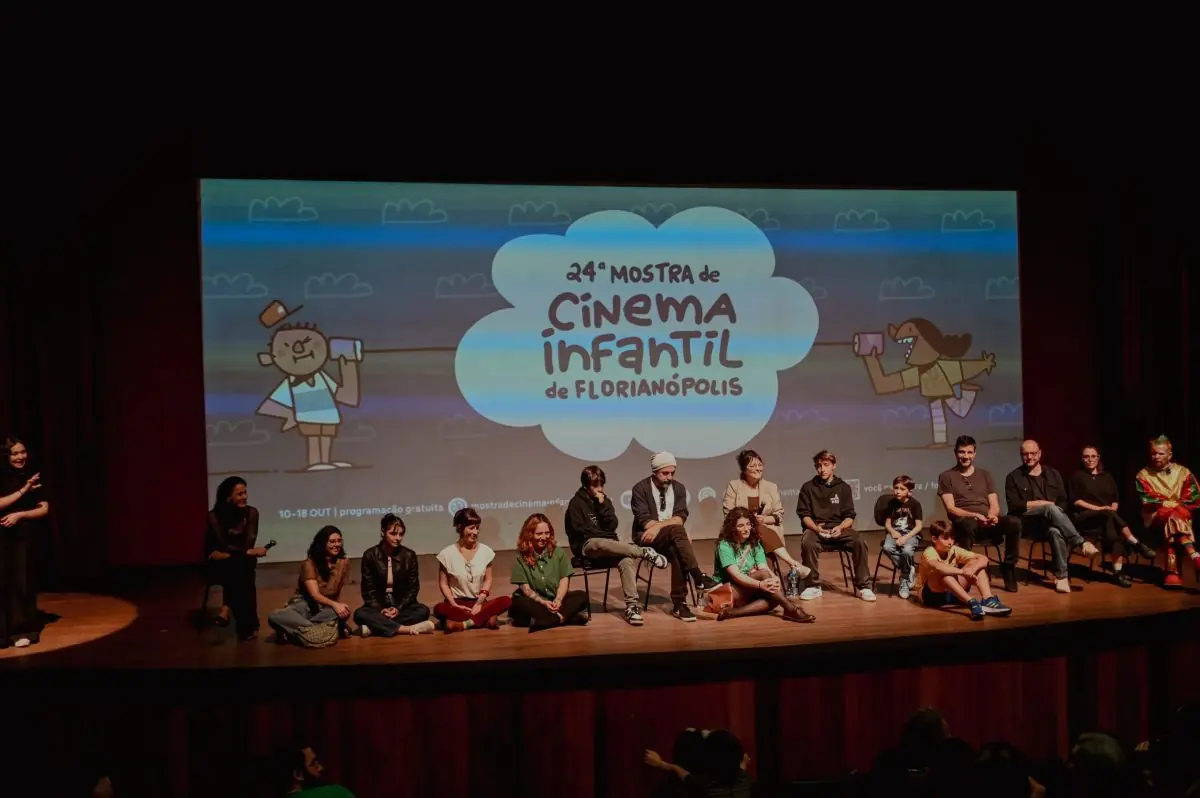 Elenco de filme conversa com público