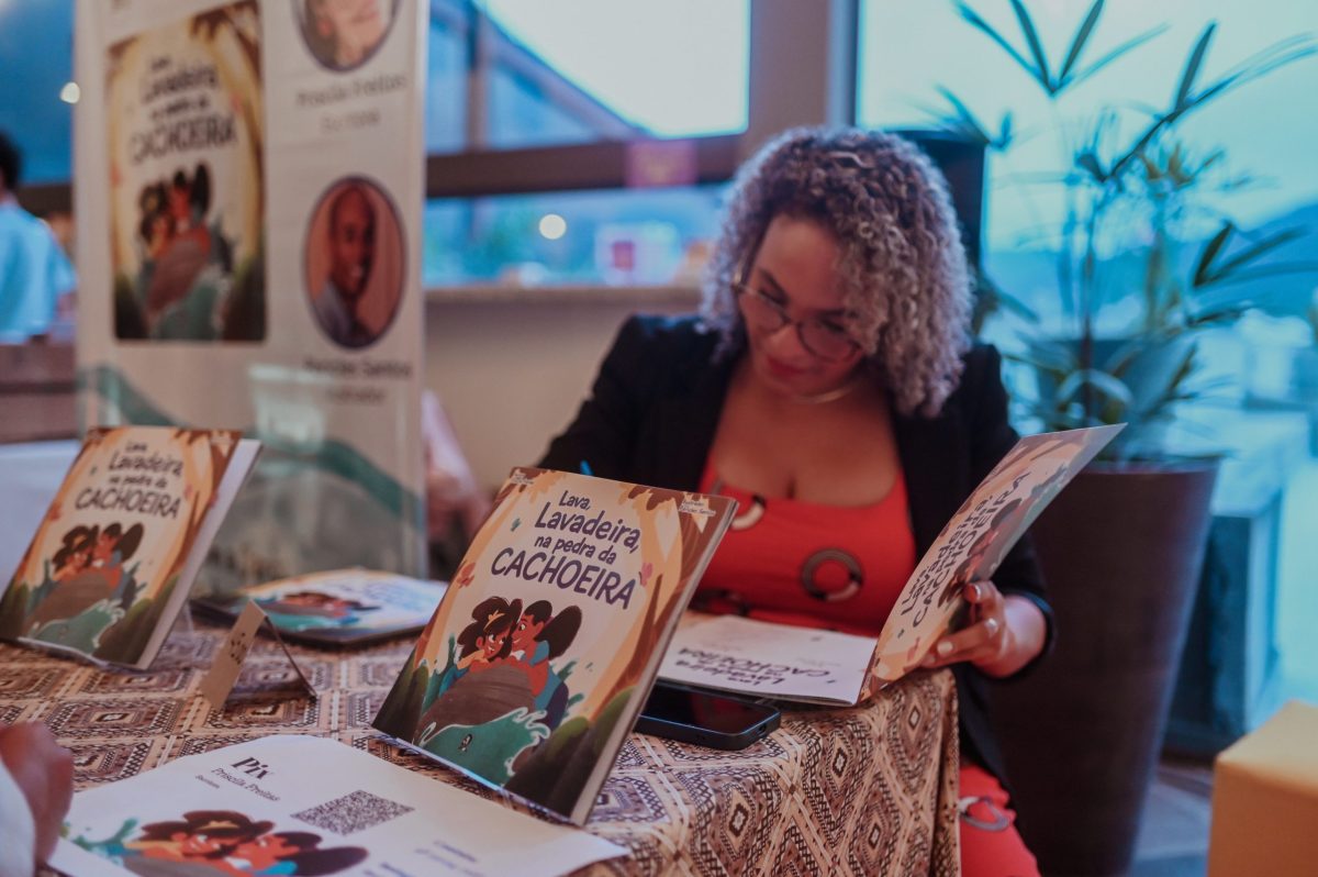 Autora de livro autografando