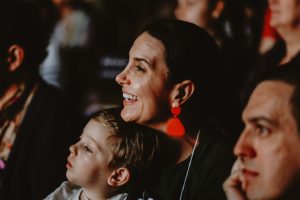 mulher e criança observam encantadas uma exibição de cinema.