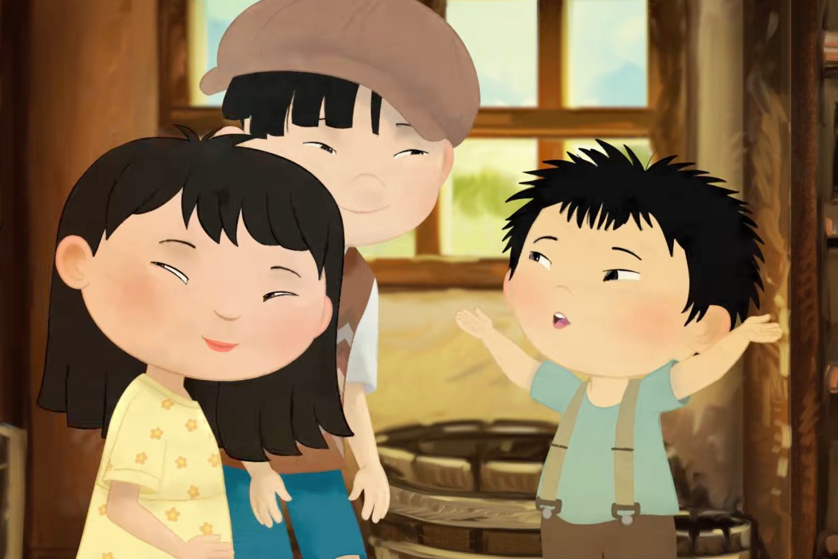 Ilustração: três crianças em casa de madeira; menino de braços abertos conversa com dois sorridentes.