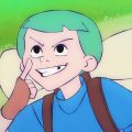 Animação mostra criança de cabelo verde e mochila, sorrindo enquanto toca o rosto com um dedo.