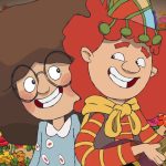 Animação de duas meninas sorridentes entre flores vermelhas, uma segurando um instrumento de cordas.