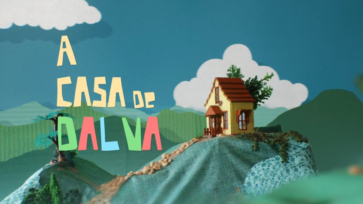Ilustração do título “A casa de Dalva” sobre colinas verdes, nuvens e uma pequena casa.