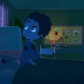Animação mostra menino sentado na cama à noite, olhando para o quarto iluminado em tons de azul.