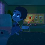 Animação mostra menino sentado na cama à noite, olhando para o quarto iluminado em tons de azul.