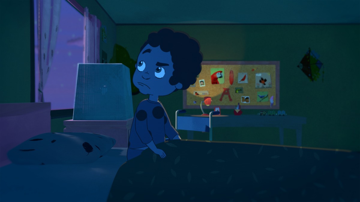 Animação mostra menino sentado na cama à noite, olhando para o quarto iluminado em tons de azul.