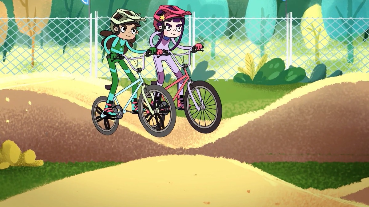 Animação mostra duas meninas andando juntas de bicicleta por uma pista ao ar livre.