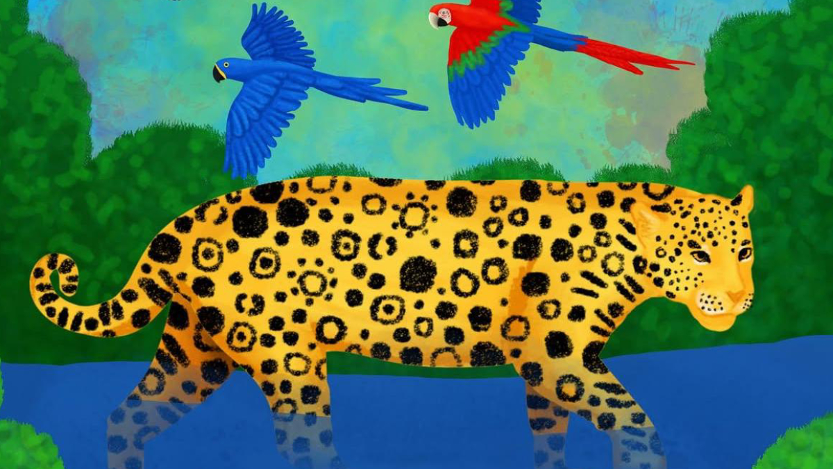 Pintura colorida de uma onça-pintada caminhando sob duas araras em voo entre árvores.